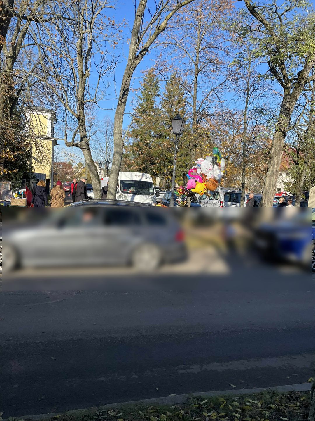 Przy cmentarzu sprzedawali balony i maskotki.