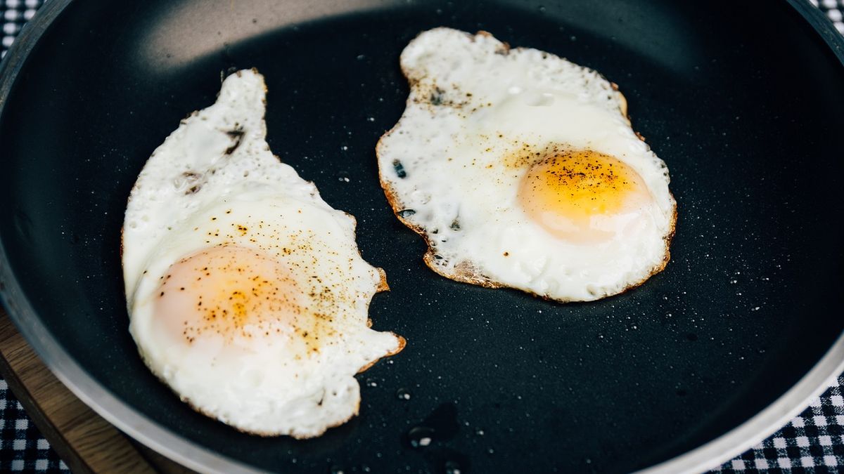 Najlepszy tłuszcz do smażenia jajek. Ekspert nie ma wątpliwości