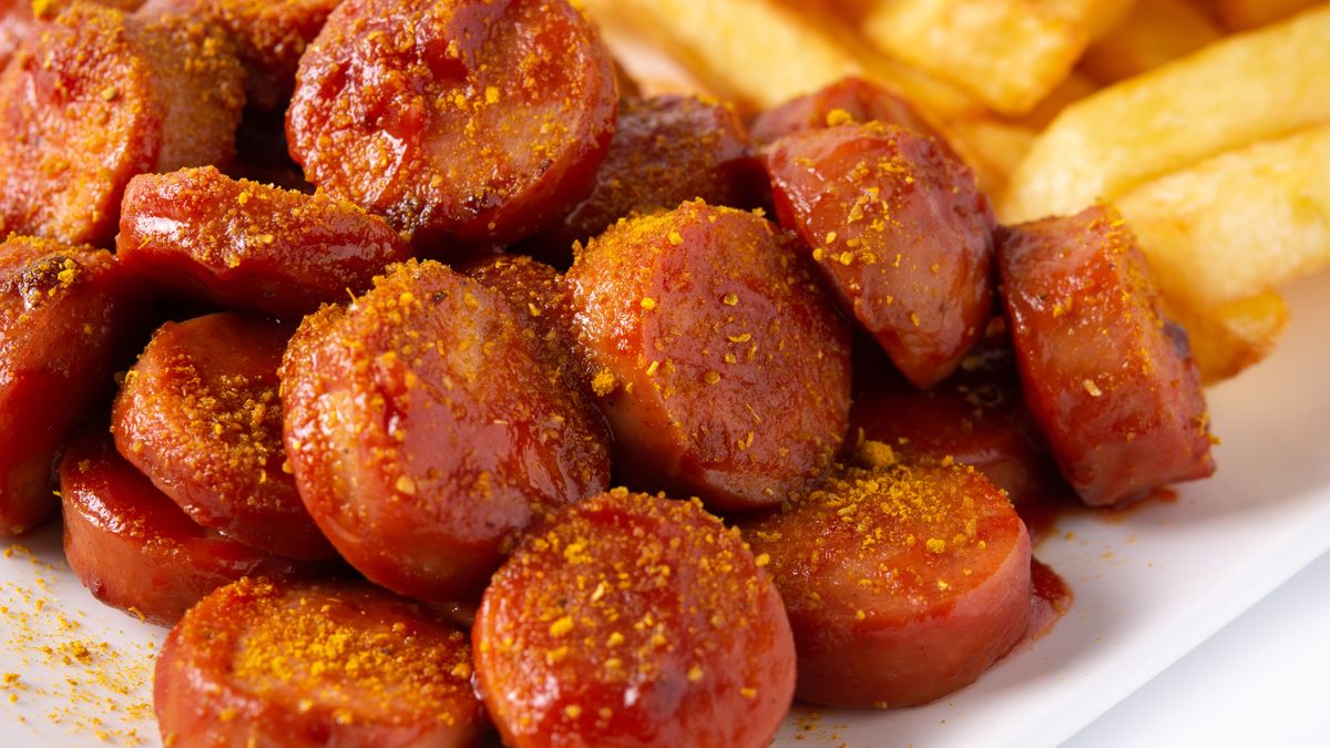 Smażona kiełbasa w sosie pomidorowym