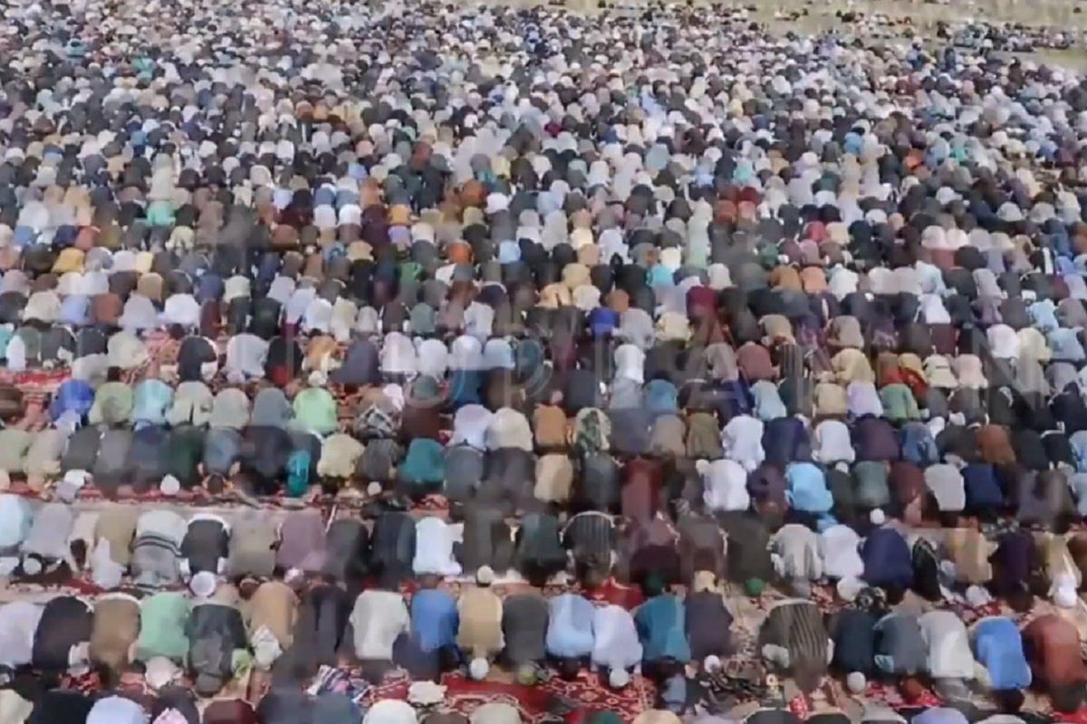 Tysiące wiernych zignorowało zasady dystansu społecznego i obchodziło Ramadan wspólnie