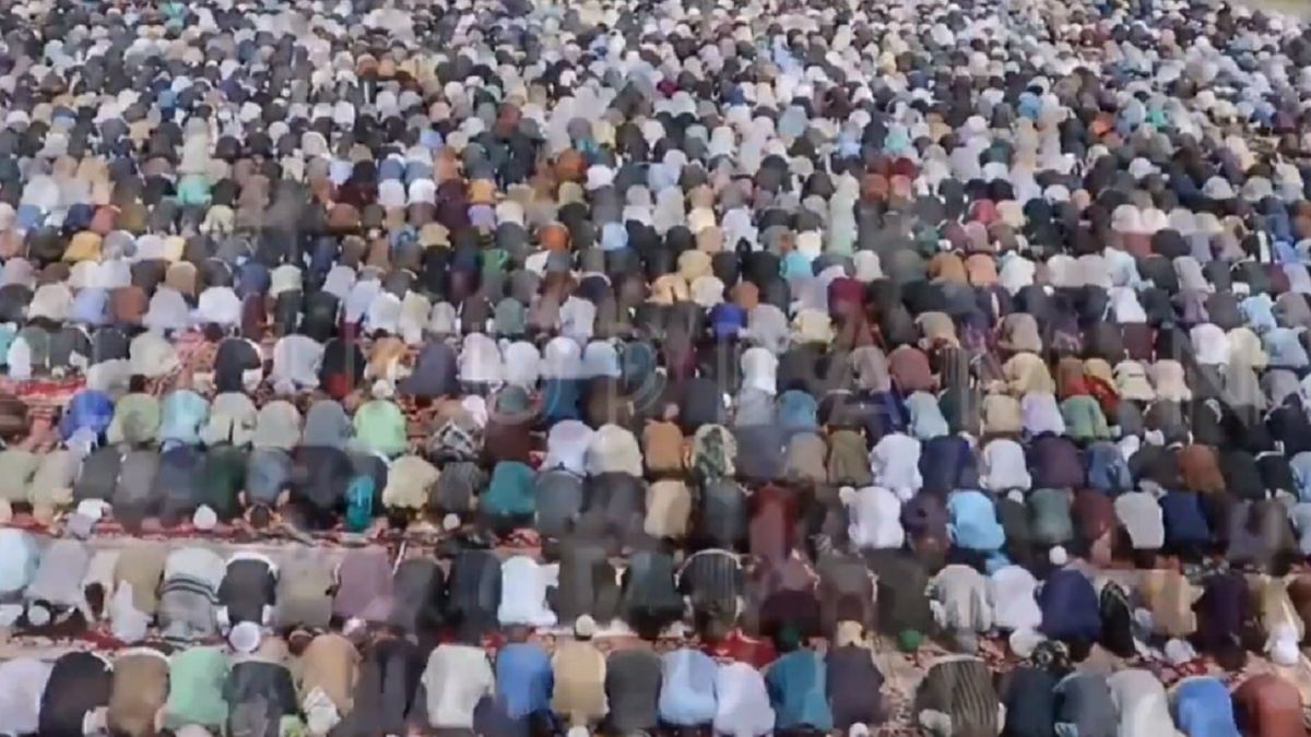 Tysiące wiernych zignorowało zasady dystansu społecznego i obchodziło Ramadan wspólnie