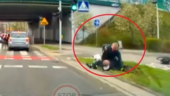 "Nikt nawet nie zareagował". Bójka tuż przy ulicy. Wszystko nagrali