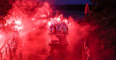 Legia Warszawa piłkarskim mistrzem Polski. W stolicy świętują na wodzie i w powietrzu