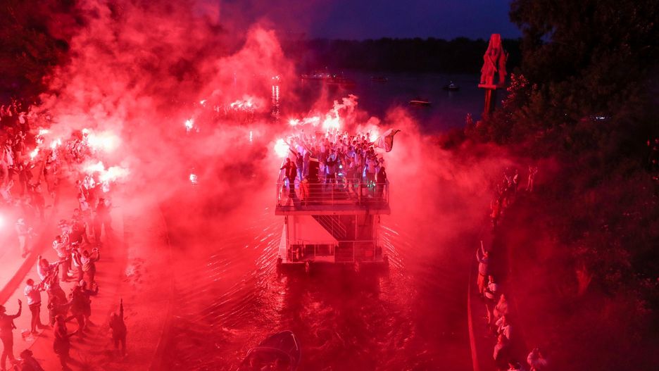 Legia Warszawa piłkarskim mistrzem Polski. W Warszawie feta na wodzie i w powietrzu (zdjęcie ilustracyjne)