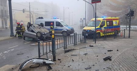 Dramatyczne sceny w Łodzi. Pijany kierowca dachował w centrum miasta
