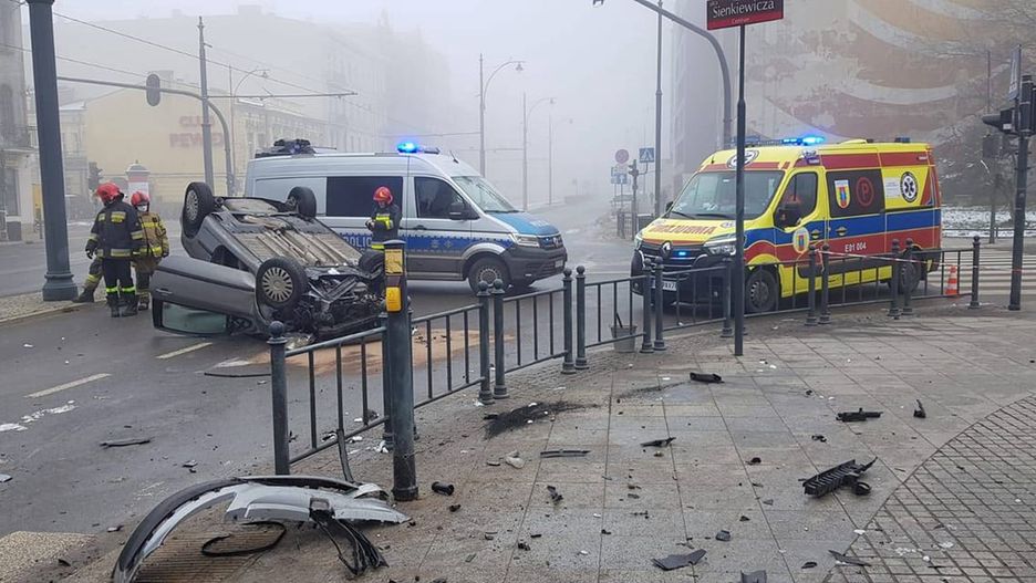 Dachowanie w centrum Łodzi. facebook.com/policja.lodzkie