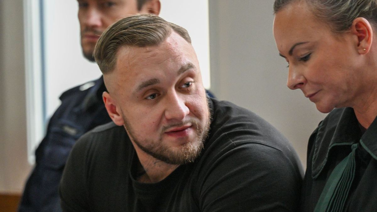 Łukasz Żak na sali sądowej