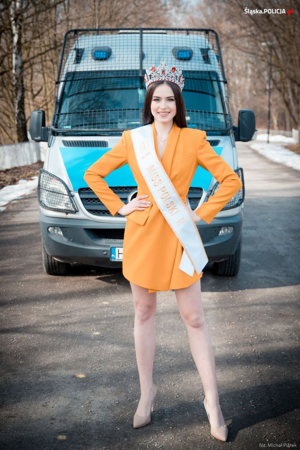 Miss Polski 2020 pozująca z radiowozem