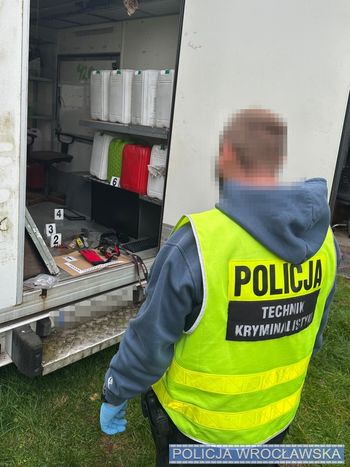 Kradł paliwo z koparek i wywoził je rowerem. 21-latek wpadł po zniknięciu 500 litrów diesla