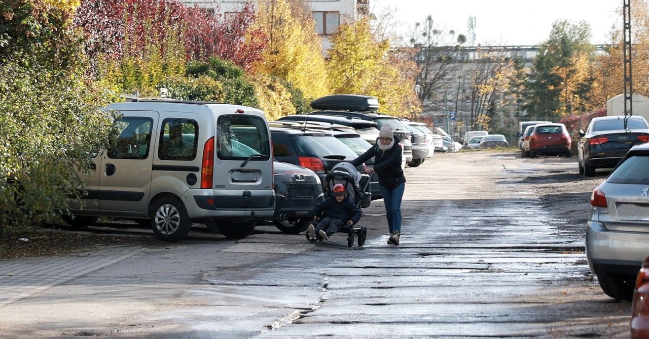 Poznań: "Dzieci boją się chodzić po zmroku". Ulica Budziszyńska wygląda jak po kataklizmie