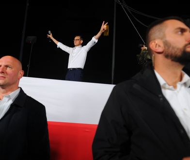 W PiS myślą: "znakomicie". Jeszcze chwila przy korycie [OPINIA]