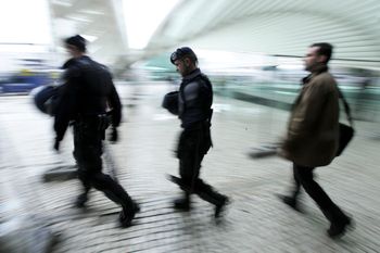 Szok w Portugalii. Policjanci gwałcili i torturowali zatrzymanych