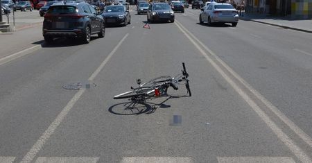 Potrącenie rowerzysty na przejeździe dla rowerów. Cyklista trafił do szpitala