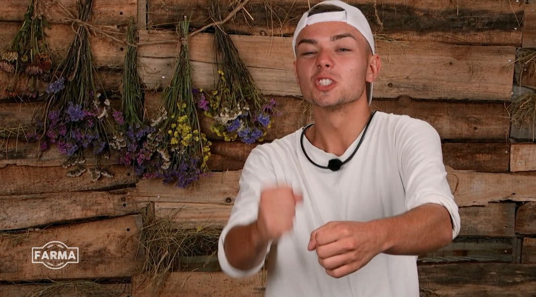 "Farma": Uczestnicy mierzą się z dojeniem krowy. "Najważniejsze jest to, żebyś sobie zmoczył"