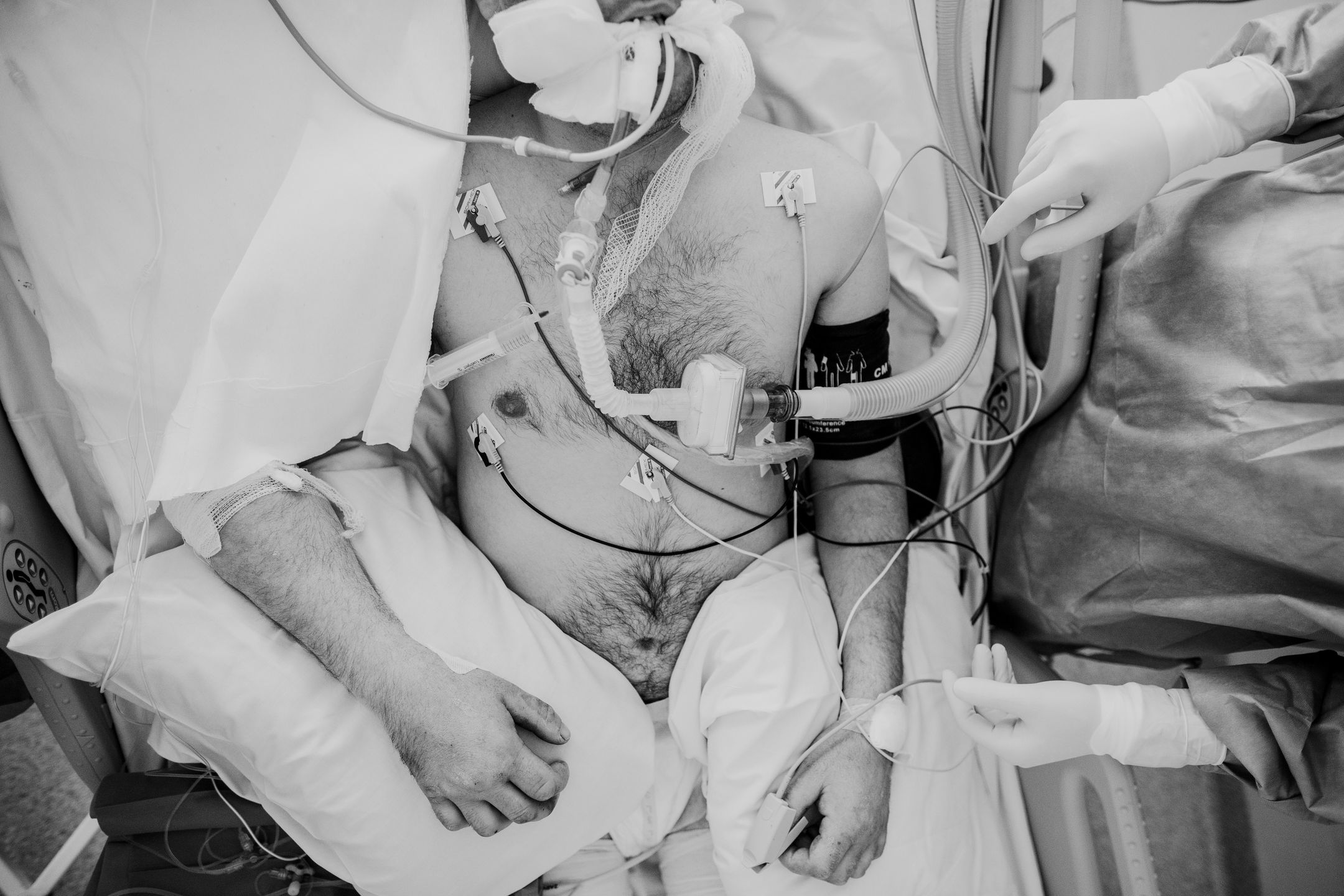 Fotografie powstały w Szpitalu Wojewódzkim w Lublinie na oddziale intensywnej terapii dla pacjentów z COVID-19 oraz na oddziale rehabilitacyjnym 