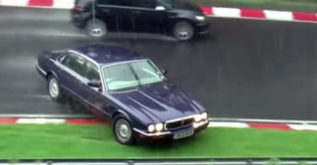Kraksy w deszczu na Nürburgring Nordschleife