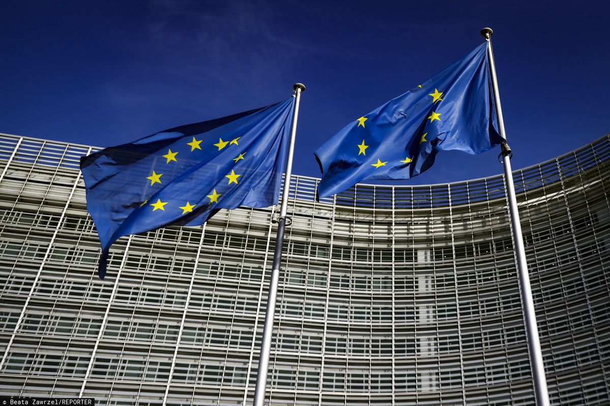 Flagi Unii Europejskiej przed budynkiem siedziby Komisji Europejskiej

