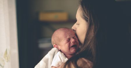 Przegrzanie dziecka. Jakie są objawy i czym grozi nadmierna ciepłota u dziecka?