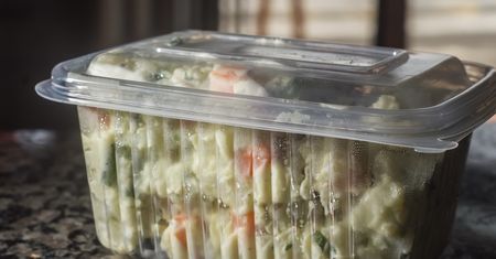 Jak przechowywać świąteczne potrawy? Wielu Polaków popełnia ten sam błąd