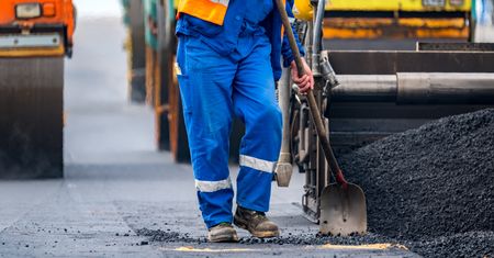 Narodowa kwarantanna. Rząd zamyka hotele, ale nie wszystkie. Drogowcy cieszą się z furtki