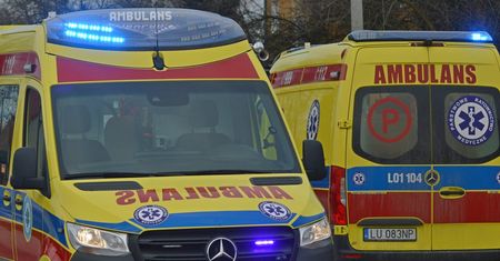 Wypadek na drodze krajowej nr 74 w Gościeradowie. Dwie osoby poszkodowane, droga zablokowana