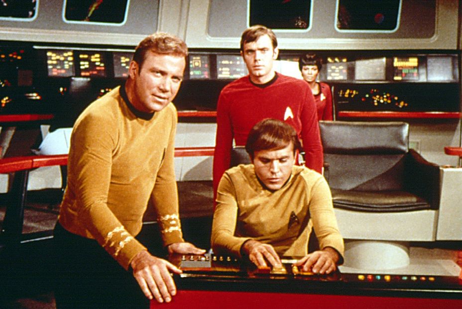 Scena z serialu "Star Trek". Na pierwszym planie William Shatner 