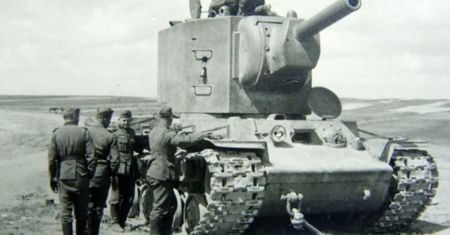 Ciężki czołg KW-2 - radziecka twierdza na gąsienicach. Niemcy drżeli na jej widok