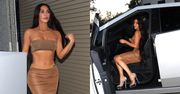 Kim Kardashian odsłania wyrzeźbiony brzuch w krótkim topie (ZDJĘCIA)