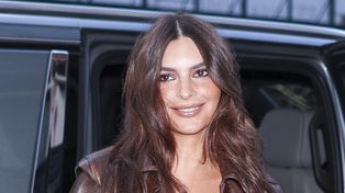 Odważenie? Bluzka mocno prześwitywała. Promuje "braless trend"