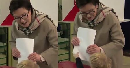 Wnuczek Ewy Kopacz rozpłakał się przy urnie