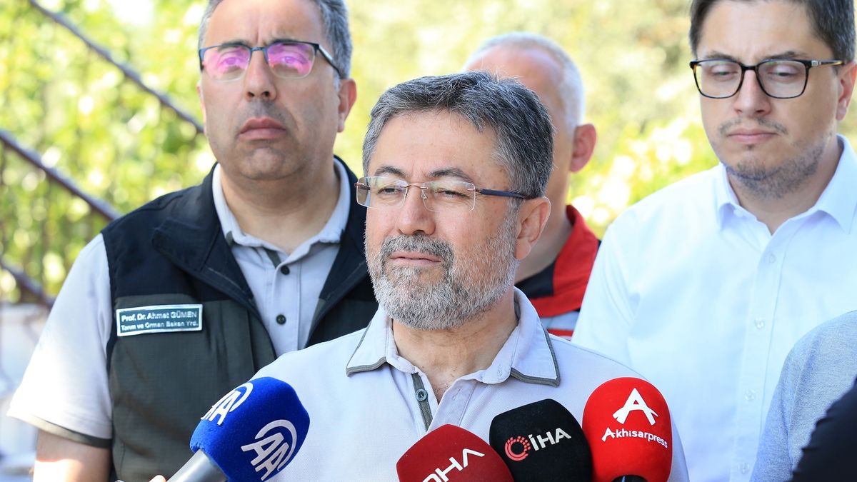 Minister rolnictwa i leśnictwa Turcji Ibrahim Yumakli (C) 