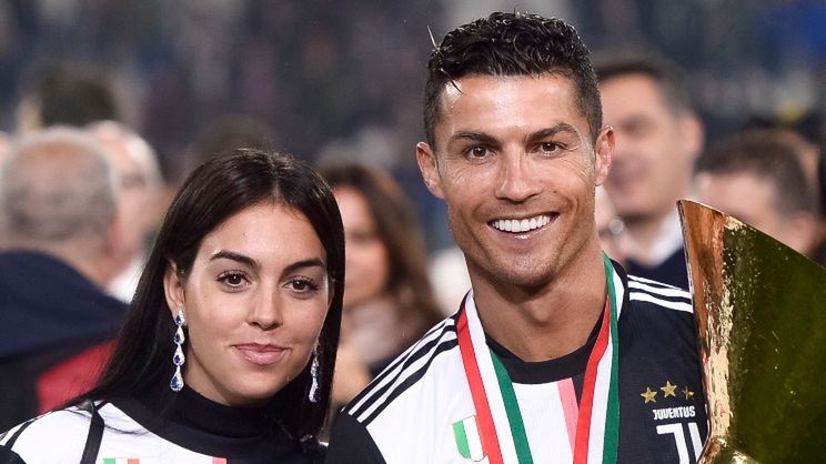 Cristiano Ronaldo pokazuje zdjęcie z nowonarodzoną córeczką. "NA ZAWSZE MIŁOŚĆ"