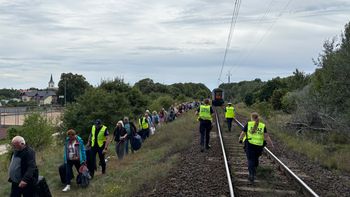 Jastrowie: pasażerowie opuszczają pociąg po zderzeniu z ciężarówką. Polregio uruchomiło zastępczą komunikację