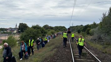 Jastrowie: pasażerowie opuszczają pociąg po zderzeniu z ciężarówką. Polregio uruchomiło zastępczą komunikację