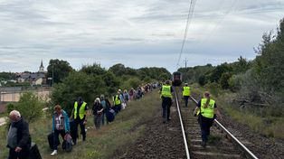 Jastrowie: pasażerowie opuszczają pociąg po zderzeniu z ciężarówką. Polregio uruchomiło zastępczą komunikację