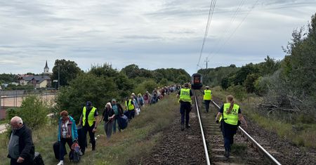 Jastrowie: pasażerowie opuszczają pociąg po zderzeniu z ciężarówką. Polregio uruchomiło zastępczą komunikację