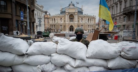 Rosjanie sieją ekonomiczne spustoszenie w Ukrainie. Jej gospodarka się kurczy, ale nie poddaje