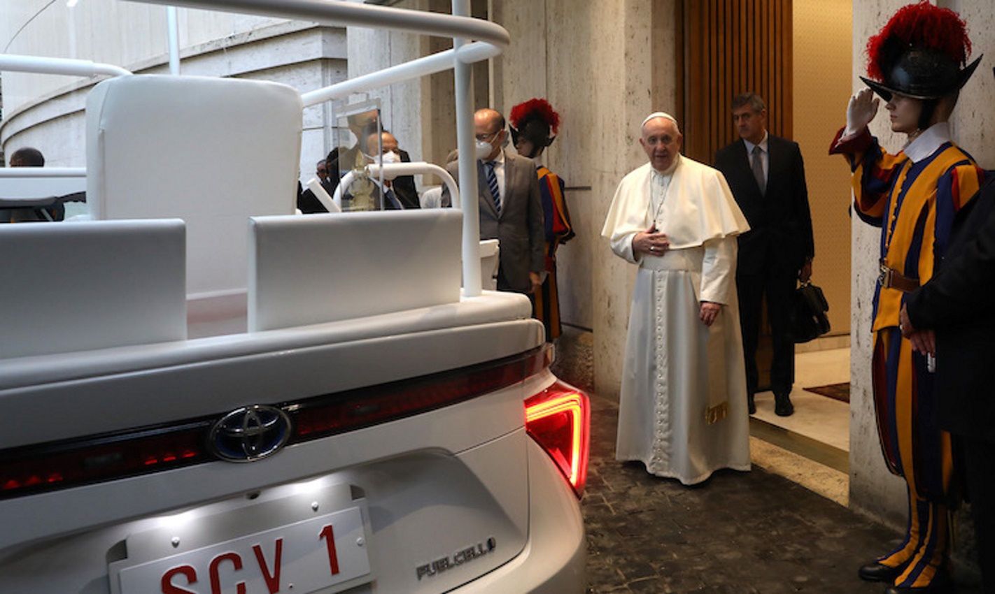 Emituje wyłącznie wodę. Papież dostał nowy papamobile