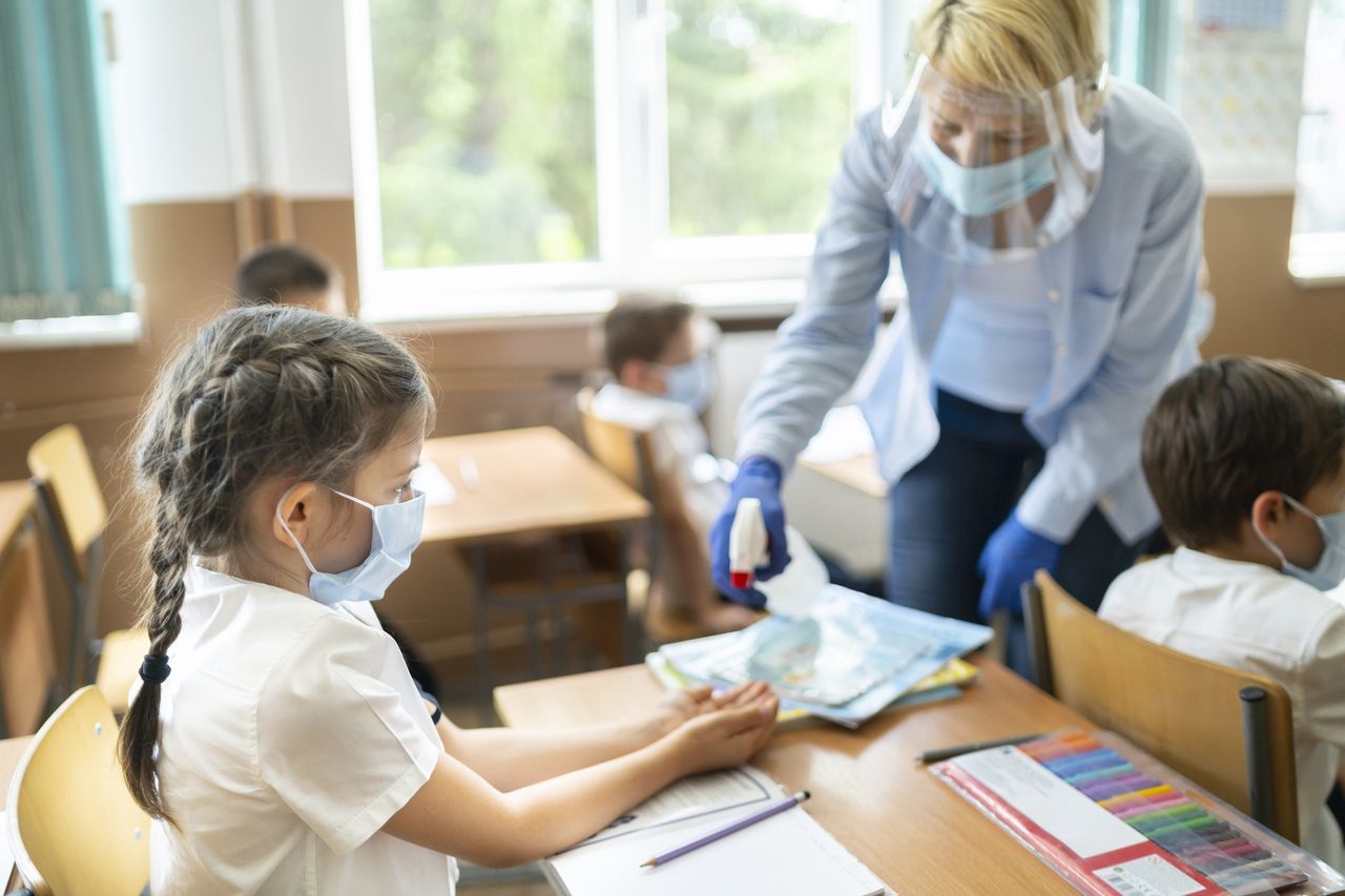 Do szkoły posyłają dzieci z infekcją. "W końcu katar to nie choroba"