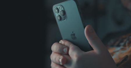 Apple chce skanować zdjęcia użytkowników iPhone'ów. W szczytnym celu, ale kontrowersji nie brakuje