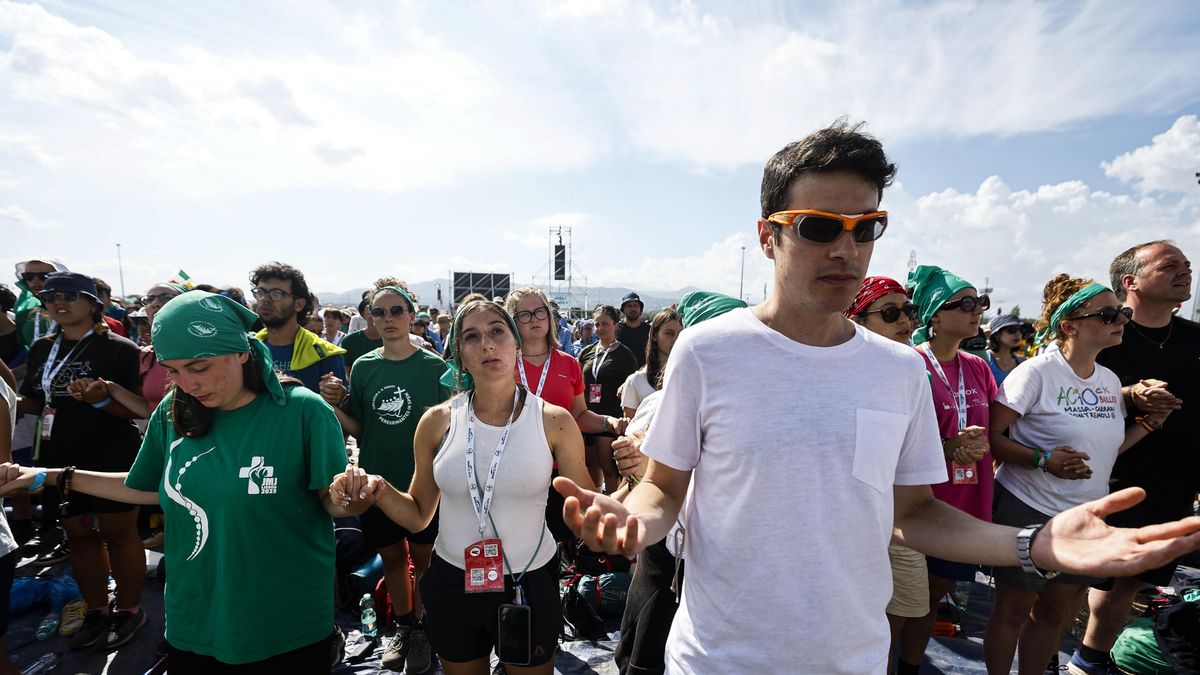 Faithful attend Holy Mass presided over by Pope Leo XIV on the occasion of the Jubilee of Youth, at Tor Vergata in Rome, Italy, 03 August 2025. EPA/ANGELO CARCONI Dostawca: PAP/EPA.