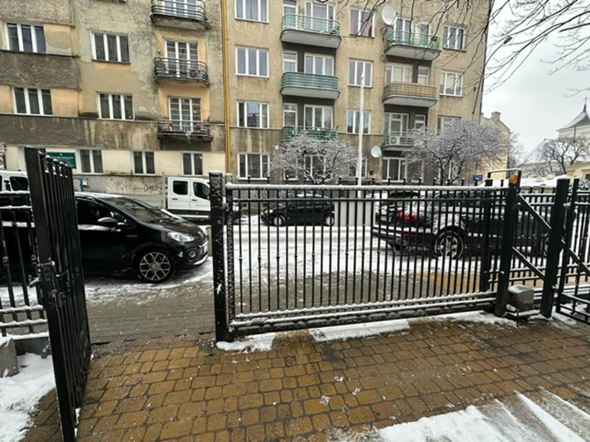 Samowolka parkingowa wzdłuż ul. Jasnej