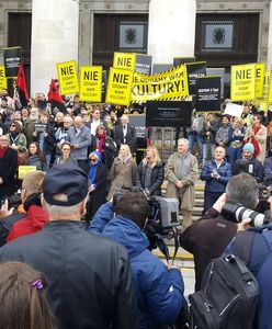 Protest ludzi kultury przy PKiN. "Z politykami powinna nas dzielić podwójna linia ciągła"