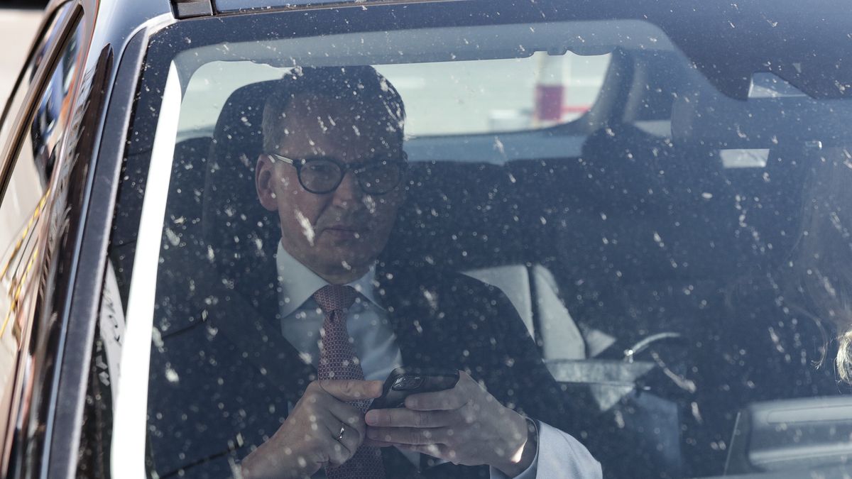 Mateusz Morawiecki na fotelu pasażera przyjeżdża do siedziby PiS