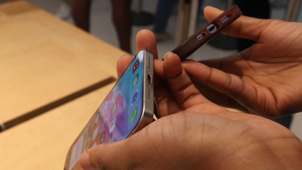 Użytkownicy nowego iPhone'a 15 mogą mieć problem z ładowarkami 