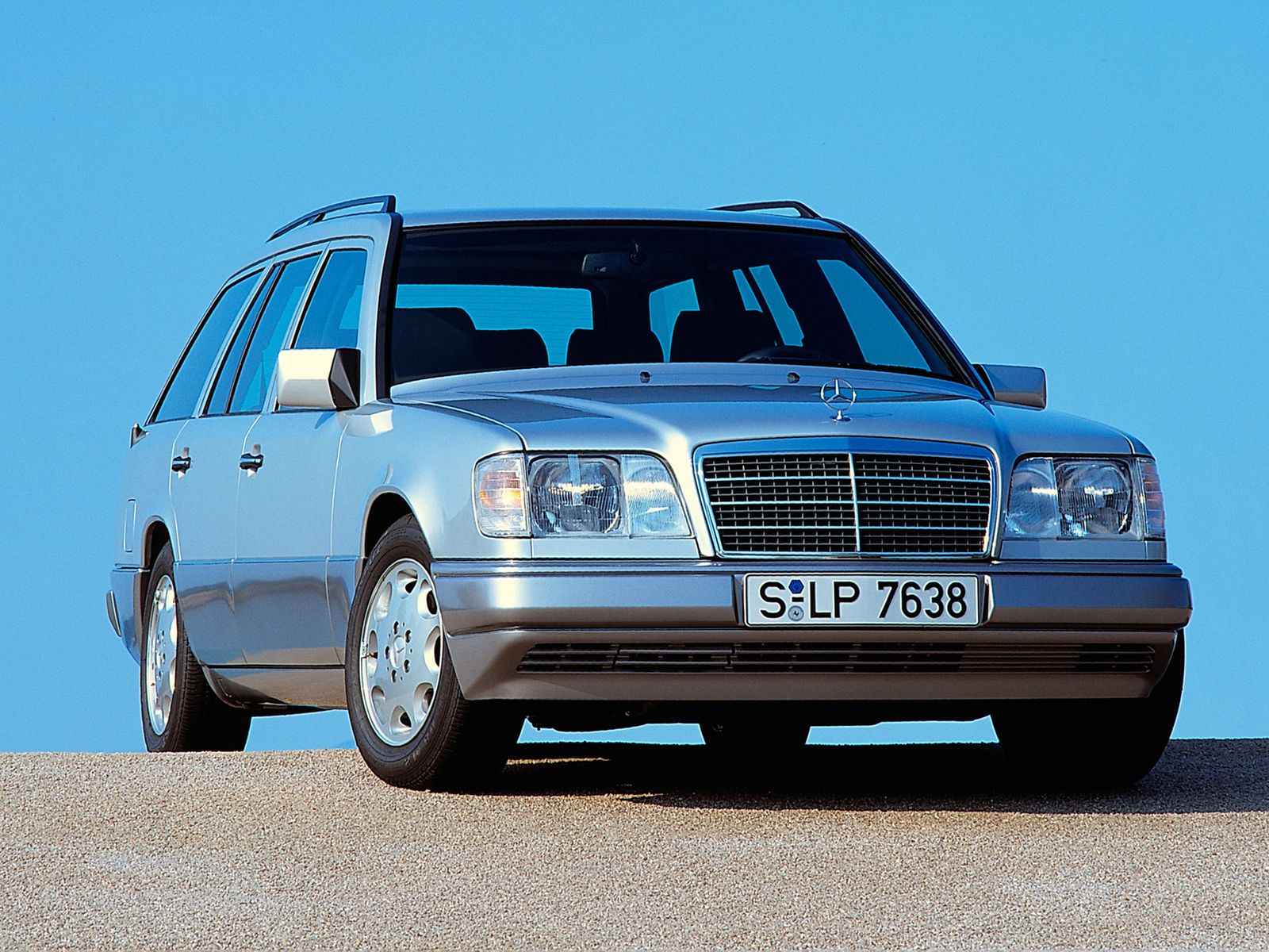 W124, klasyk. Oczywiście z małym lusterkiem.