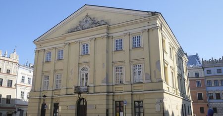 Odpadające elementy elewacji i strach przechodzących obok. Trybunał Koronny czeka poważny remont