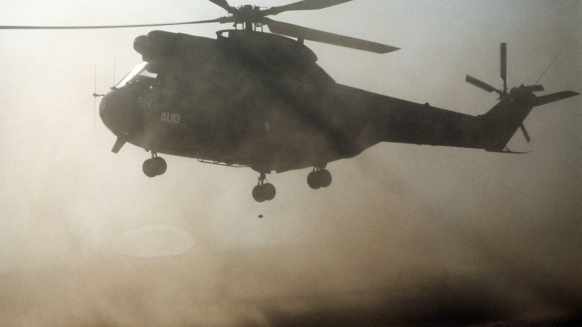 SA 330 Puma - zdjęcie ilustracyjne, widoczny francuski śmigłowie