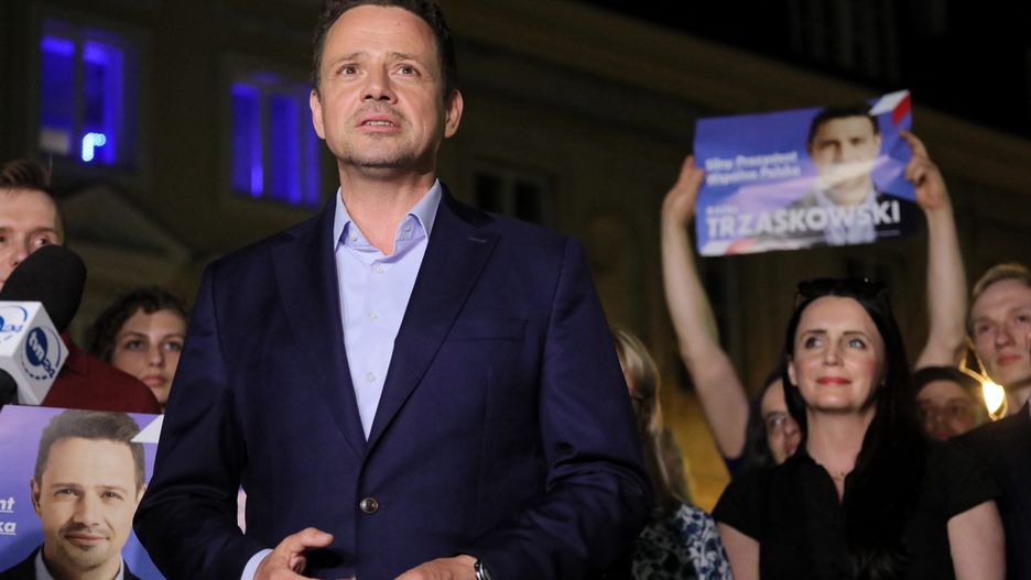 Warszawa, 26.06.2020. Wybory prezydenckie 2020. Prezydent Warszawy, kandydat KO w wyborach prezydenckich Rafał Trzaskowski (L) podczas spotkania z mieszkańcami Warszawy na Rynku Nowego Miasta, 26 bm. (aldg) PAP/Paweł Supernak