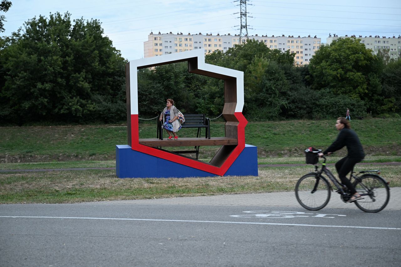 Kuriozalne tłumaczenie ws. "patriotycznych ławek"